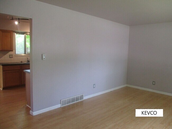 Foto del edificio - Tri-Level Home by Foothills Mall