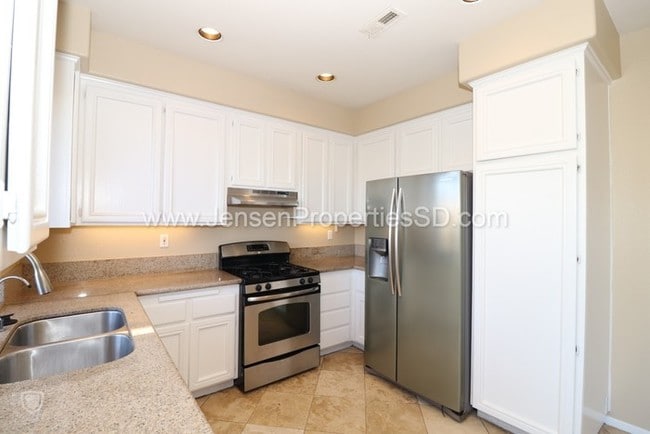 Building Photo - 4 Bed 3 Bath House w/ 2-car garage