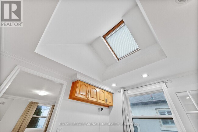 Photo du bâtiment - 6 Robindale Ave