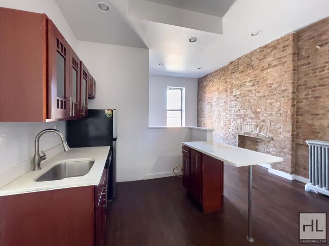 Building Photo - BEDFORD AVENUE / Spacious 3-Bed 1-Bath / G...