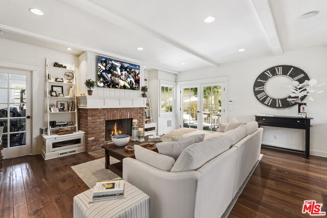 Foto del edificio - 2210 N Beverly Glen Pl