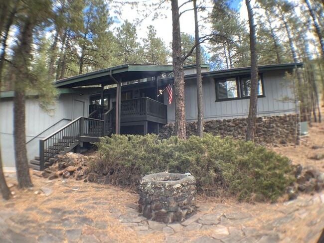 Building Photo - Sweet 4 bedroom home just east of the hosp...