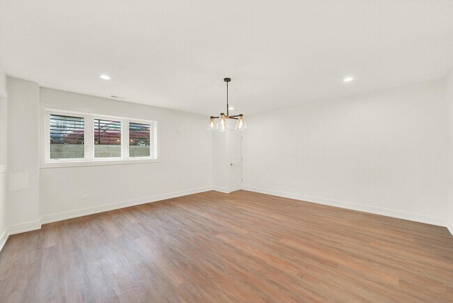 Building Photo - 554 W Cullerton St