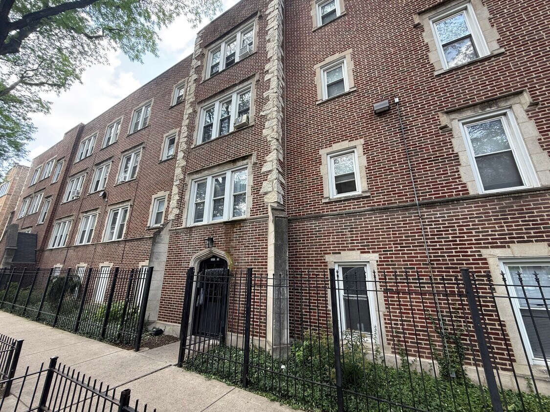 Primary Photo - 2002 W Jarvis Ave