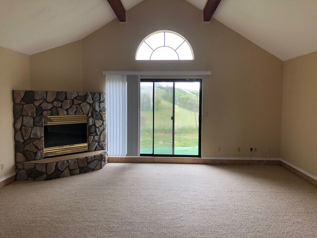 Building Photo - Country Living!