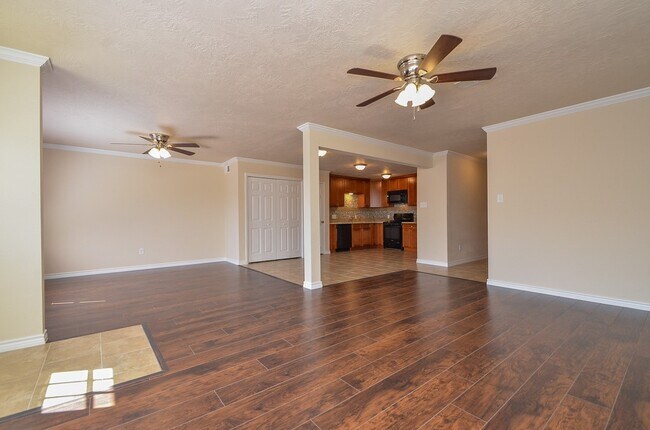 Foto del edificio - 15327 Falmouth Ave