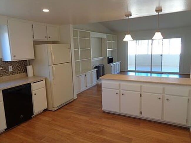 Foto del edificio - Single Story 4 bedroom and 2 bath home in ...