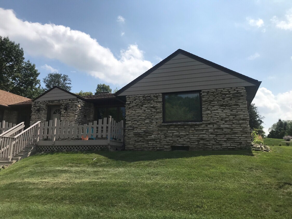 11025 W Armour Ave, Greenfield, WI 53228 Townhome Rentals in