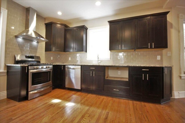 Building Photo - 353 Hoyt St