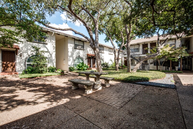 Foto del edificio - 4214 Rawlins St