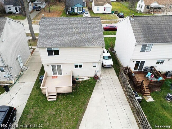 Building Photo - 8620 Nightingale St