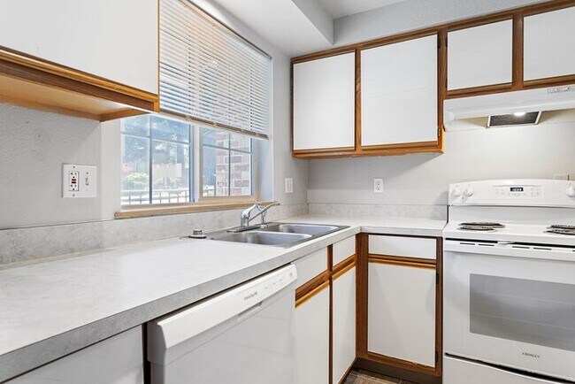 Foto del edificio - Large 2 bed 1.5bath townhouse