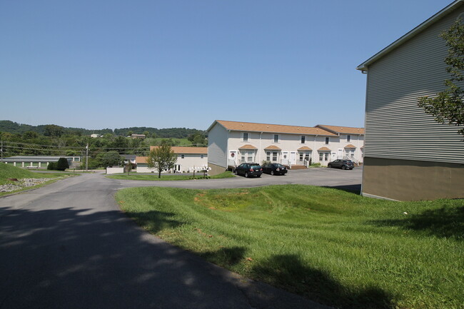 Colonial Apartments - Colonial Apartment Complex