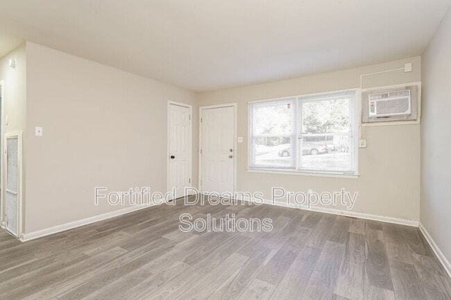 Building Photo - 904 Lowdermilk St