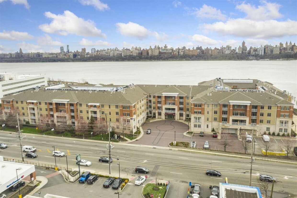 Foto principal - 7400 River Rd