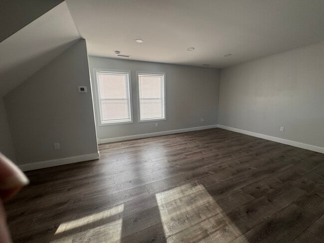 Building Photo - 10 Bouton St