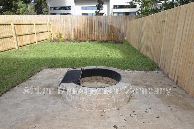 Foto del edificio - 2423 E Pine St