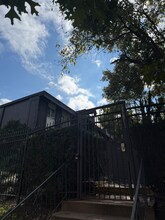 Building Photo - 807 W 40th St