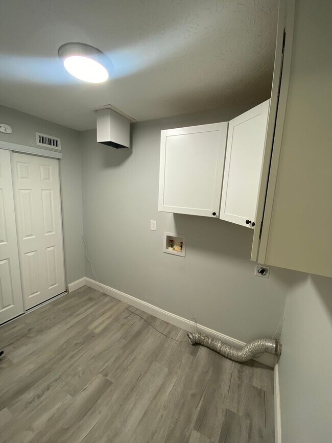 Foto del edificio - 3243 Summerhill Ln