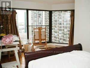 Photo du bâtiment - 65 Harbour Square