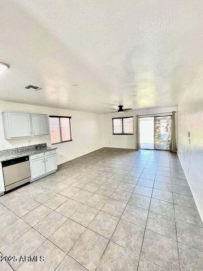 Foto del edificio - 15412 W Mescal St