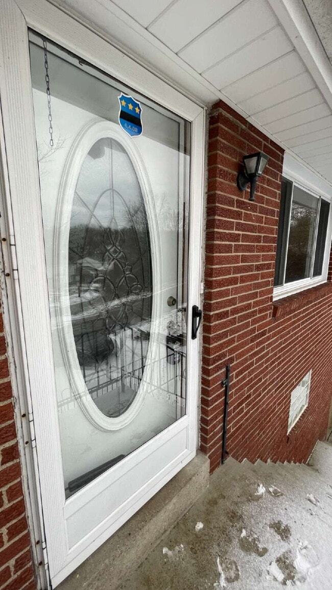 Photo - Charming 3 bed, 2 bath with finished basement! Apartment