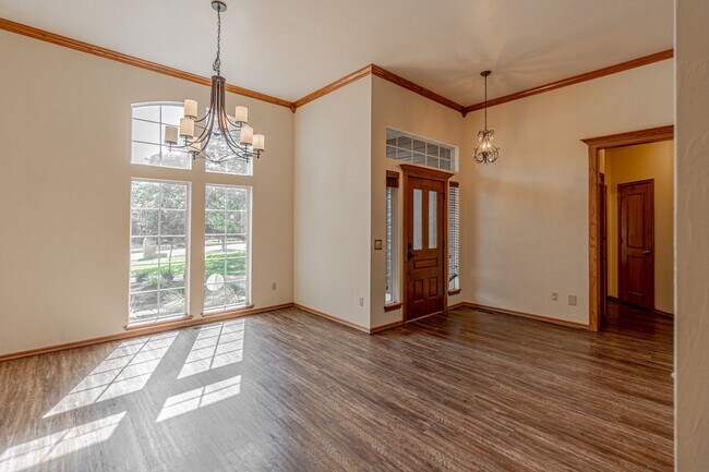 Foto del edificio - Beautiful 4-Bedroom, 3-Bath Home with 3-Ca...