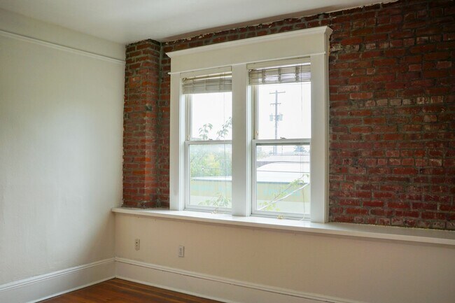 Building Photo - 1008 N Killingsworth St