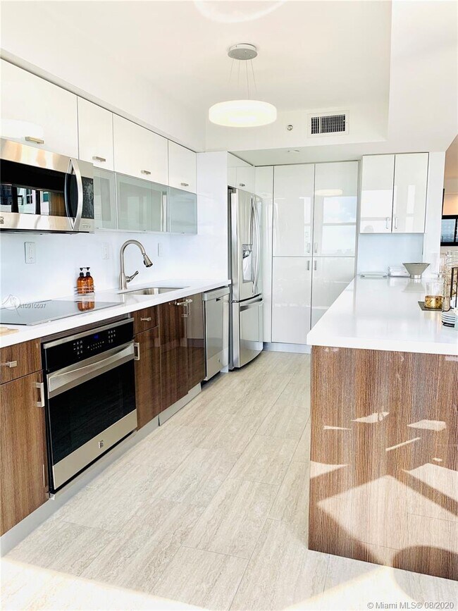 Foto del edificio - 3500 Mystic Pointe Dr
