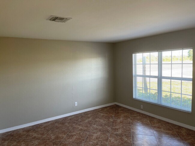 Foto del edificio - 4 bedroom 2 bathroom single family home