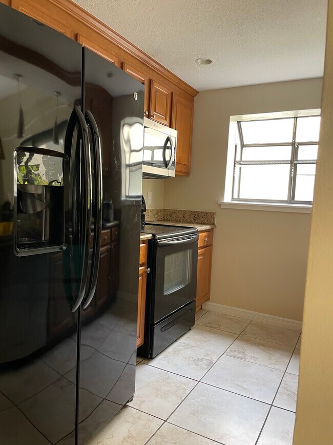 Foto del edificio - 1343 Harmon Ave