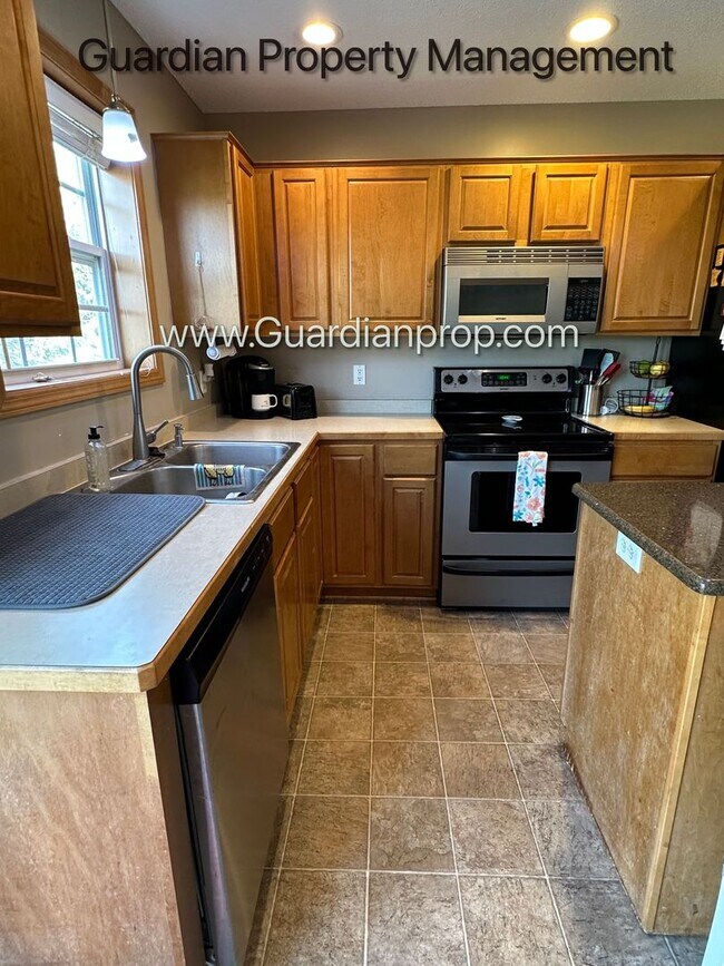 Foto del edificio - Lakeville End Unit Town Home, 2 Car Garage, 2.5 Baths, Walk out Patio, Available July