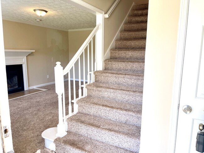 Building Photo - Welcome to this charming 3-bedroom, 3-bath...