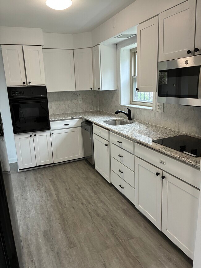 Building Photo - 1130 River Hill Dr