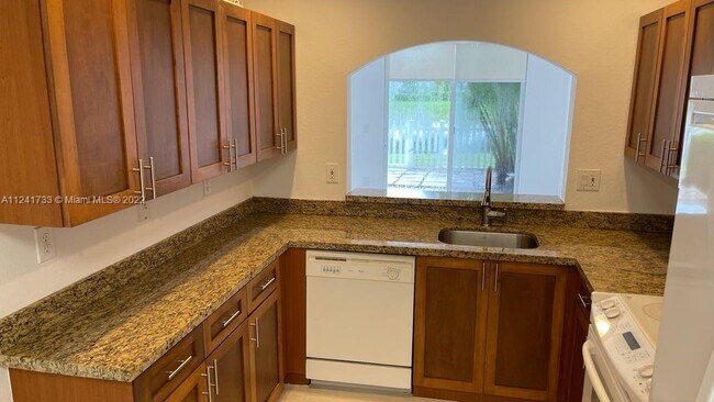 Foto del edificio - 10966 NW 62nd Ter   Doral Fl 33178