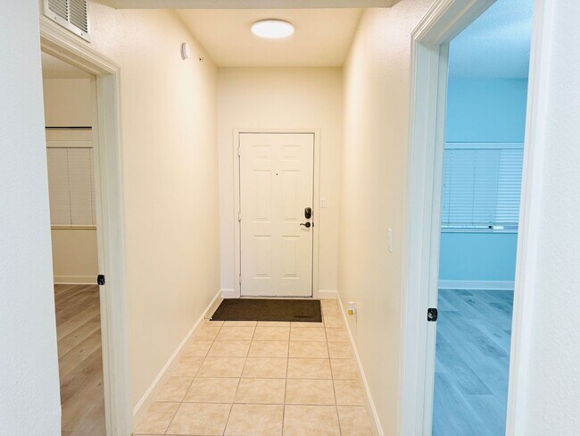 Foto del edificio - 3 Bed 2 Bath Luxury Apartment Condo