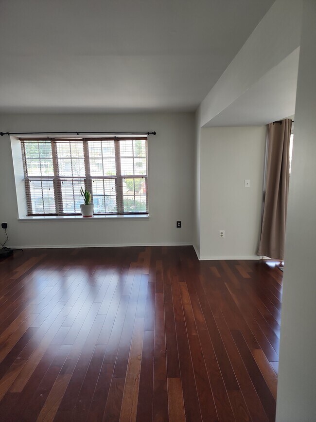 Foto del edificio - 90 Almond Dr