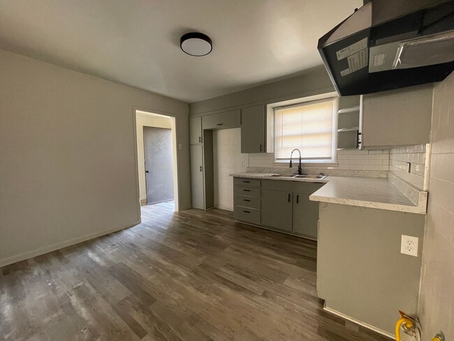 Building Photo - 2 Bed 1 Bath House with Garage