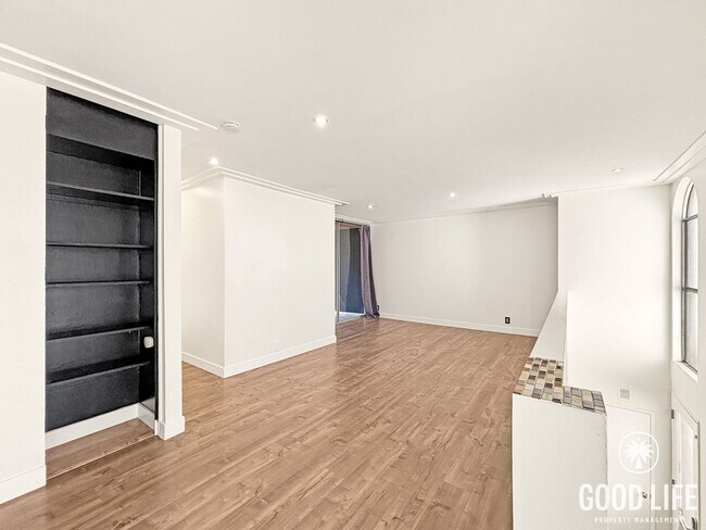 Foto del edificio - Charming 1BD/1BA Condo in College West W/ A/C, Balcony, Office/Bonus Room, Community Pool, Coin O...
