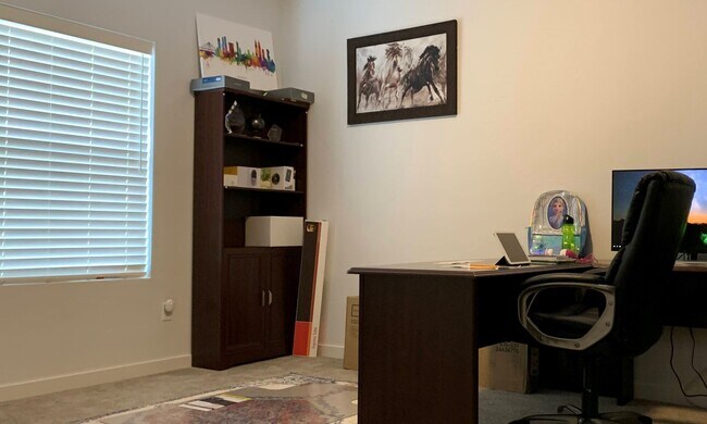 Foto del edificio - 4-bedroom dream home with a dedicated offi...