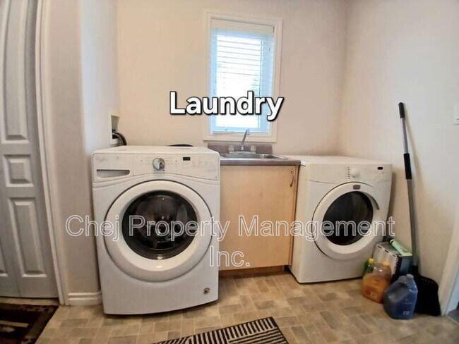 Photo du bâtiment - 6421 Sandin Crescent NW