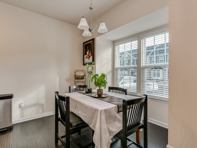 Building Photo - Lovely 3 Bedroom 2.5 Bath Townhouse, Easy ...