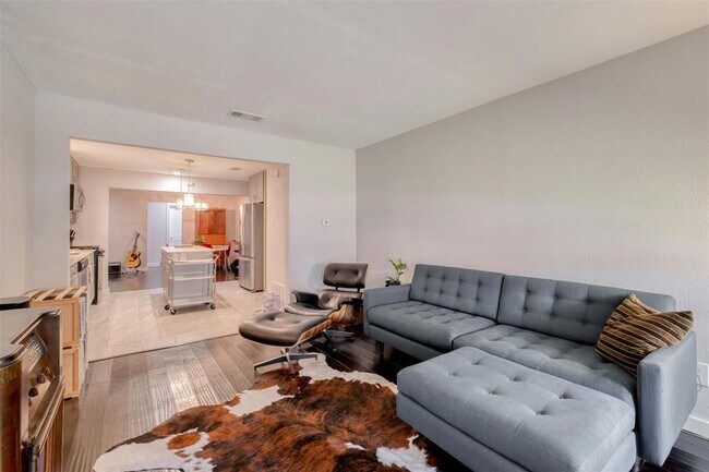 Foto del edificio - 5502 Burgundy Dr