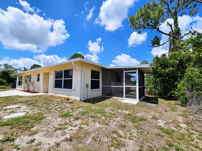 Foto del edificio - Charming 3-bedrooms and 2 baths, tiled thr...