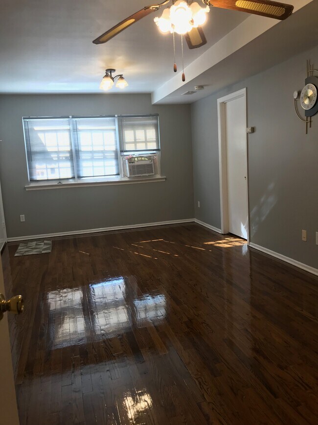 Building Photo - 110 College Dr