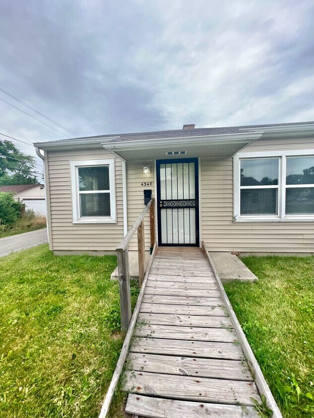 Primary Photo - NEW LISTING! 1 Bedroom Duplex