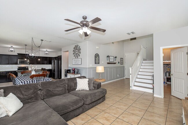 Foto del edificio - 4 BEDROOM POOL & SOLAR HOME!