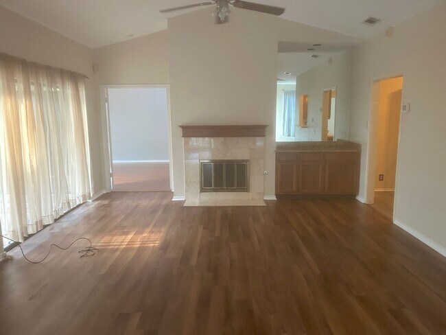 Building Photo - ZERO APPLICATION FEE FOR THIS LOVELY NORTHERN HILLS HOME!