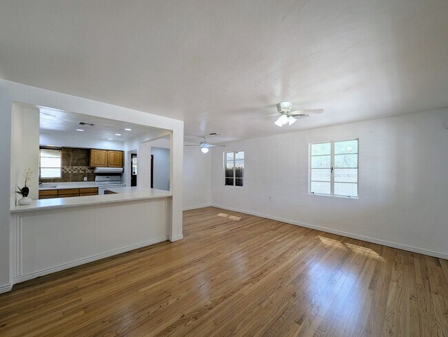 Foto del edificio - 2443 E Earll Dr