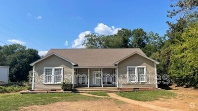Building Photo - 2021 Center Rd